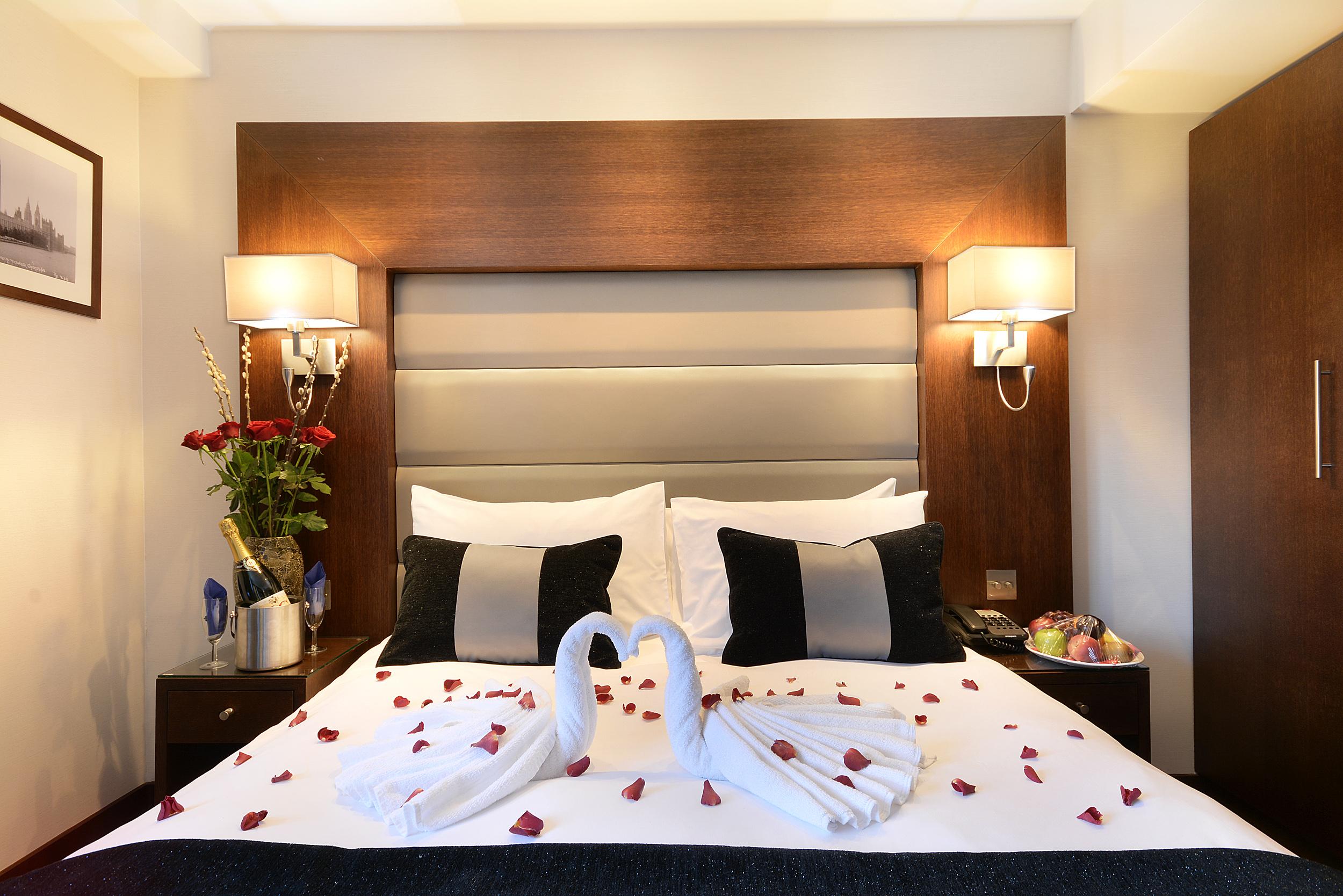 파크 그랜드 런던 랭커스터 게이트 호텔 외부 사진 A bedroom at the hotel
