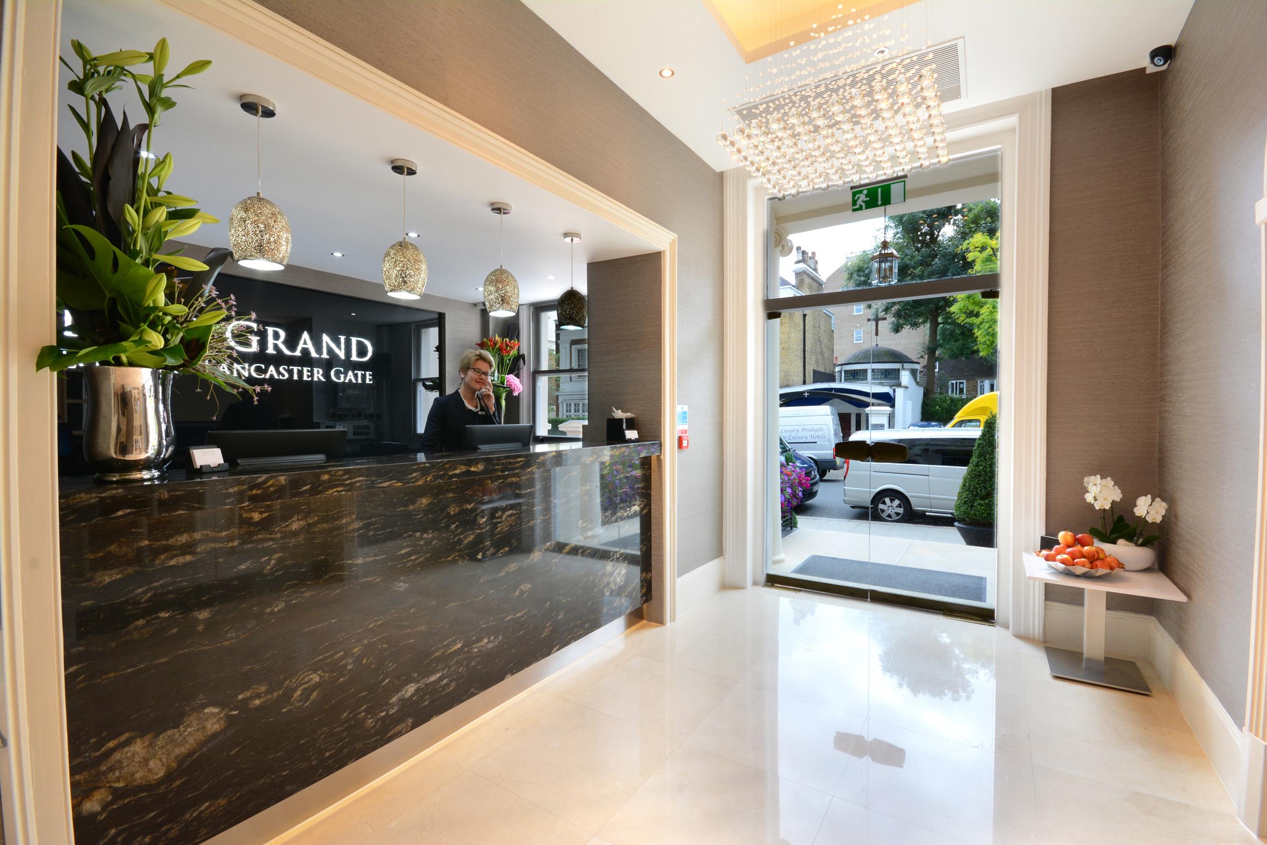 파크 그랜드 런던 랭커스터 게이트 호텔 외부 사진 The hotel's reception