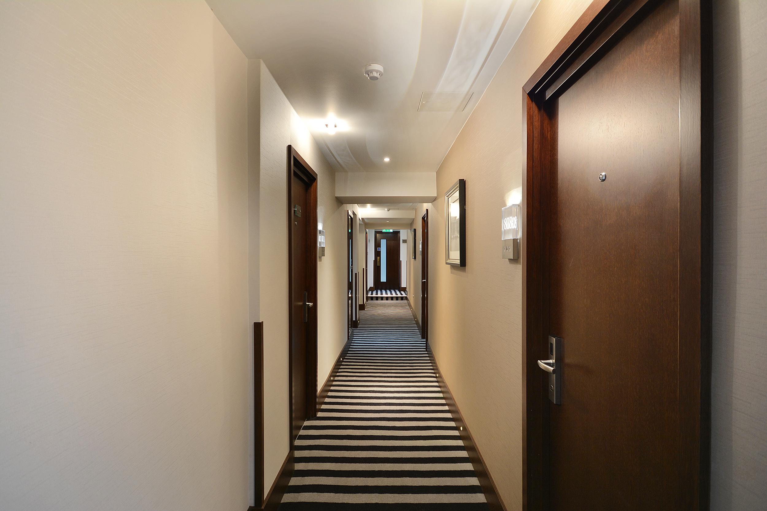 파크 그랜드 런던 랭커스터 게이트 호텔 외부 사진 A corridor in a hotel