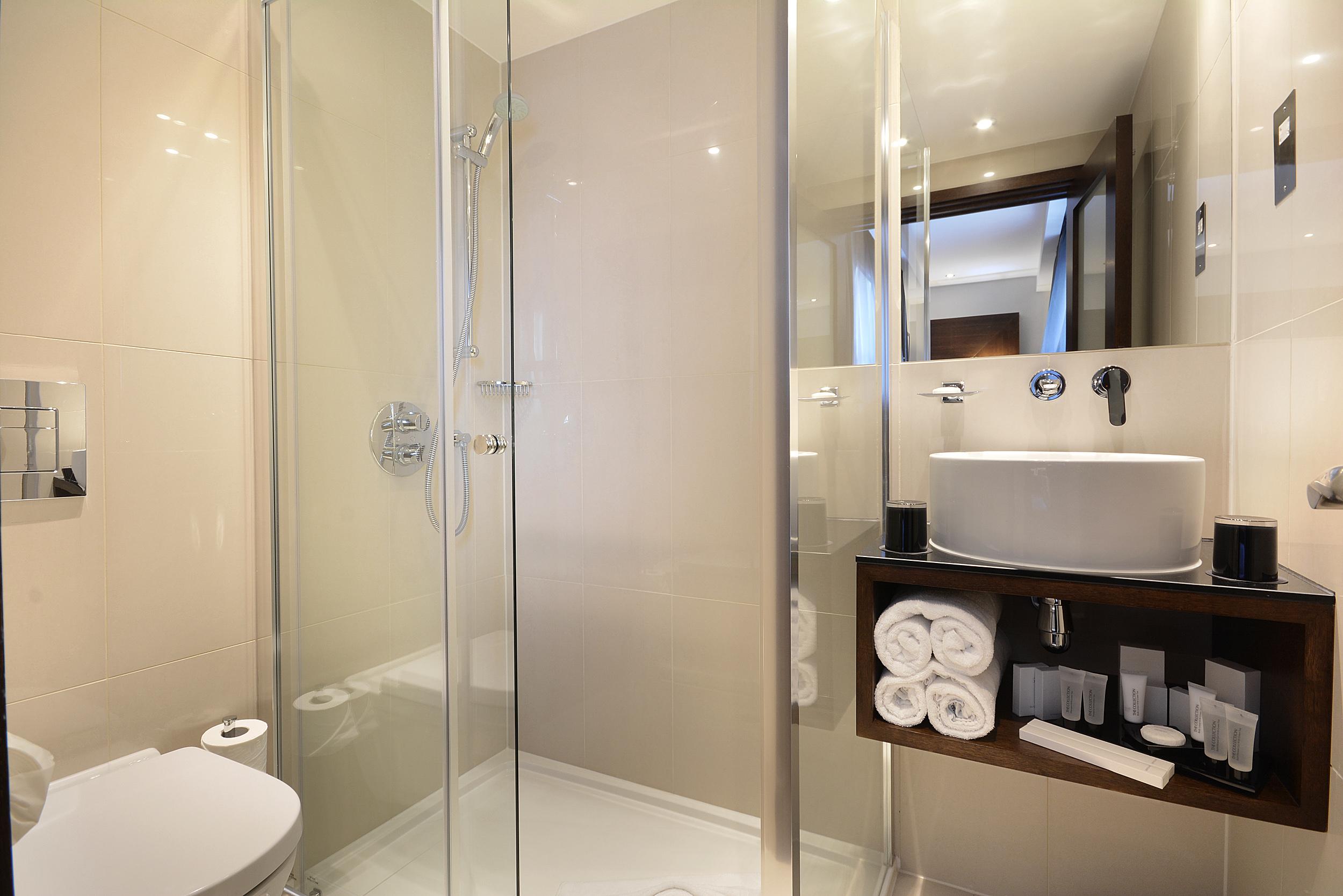 파크 그랜드 런던 랭커스터 게이트 호텔 외부 사진 A shower cubicle