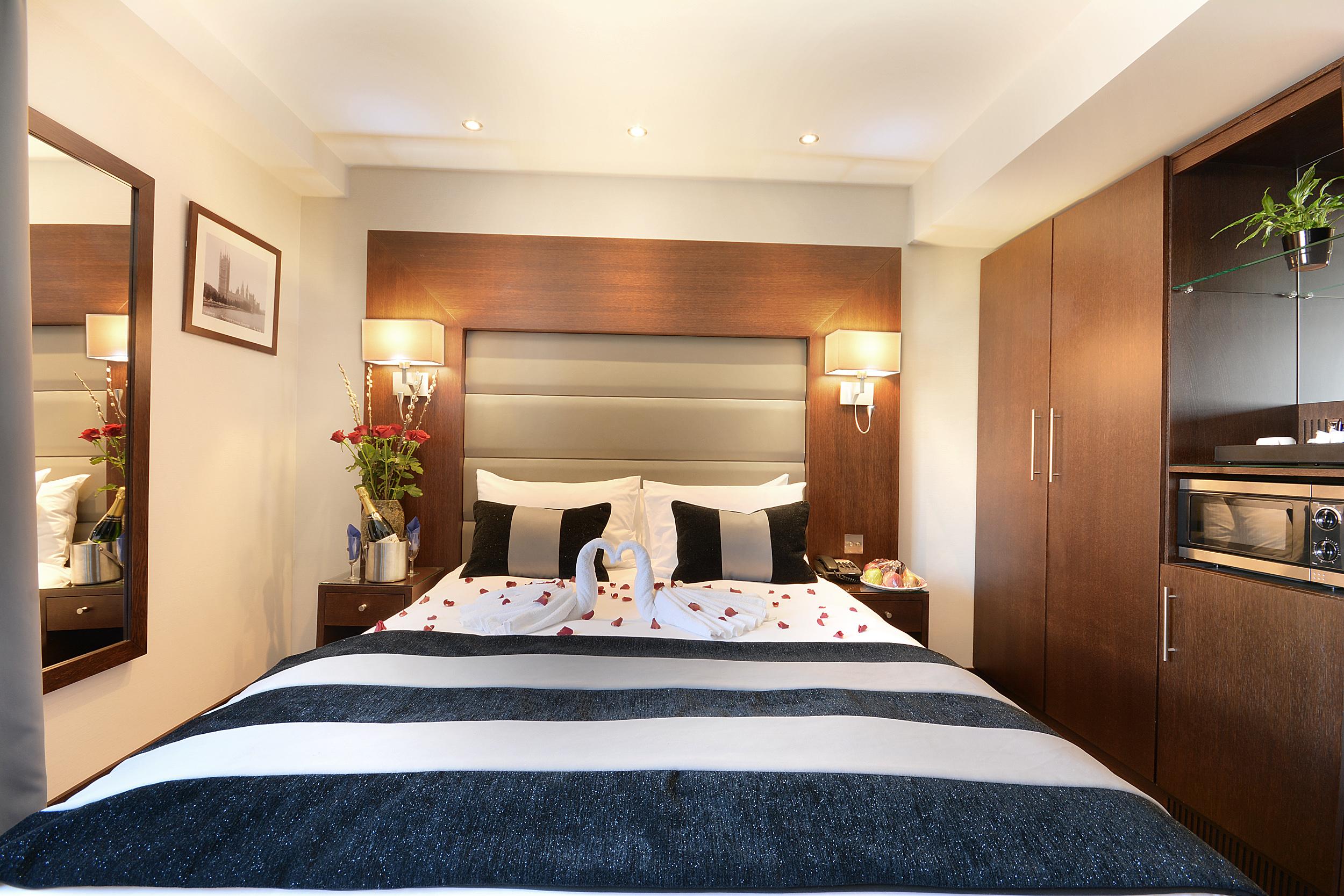 파크 그랜드 런던 랭커스터 게이트 호텔 외부 사진 A bedroom at the hotel