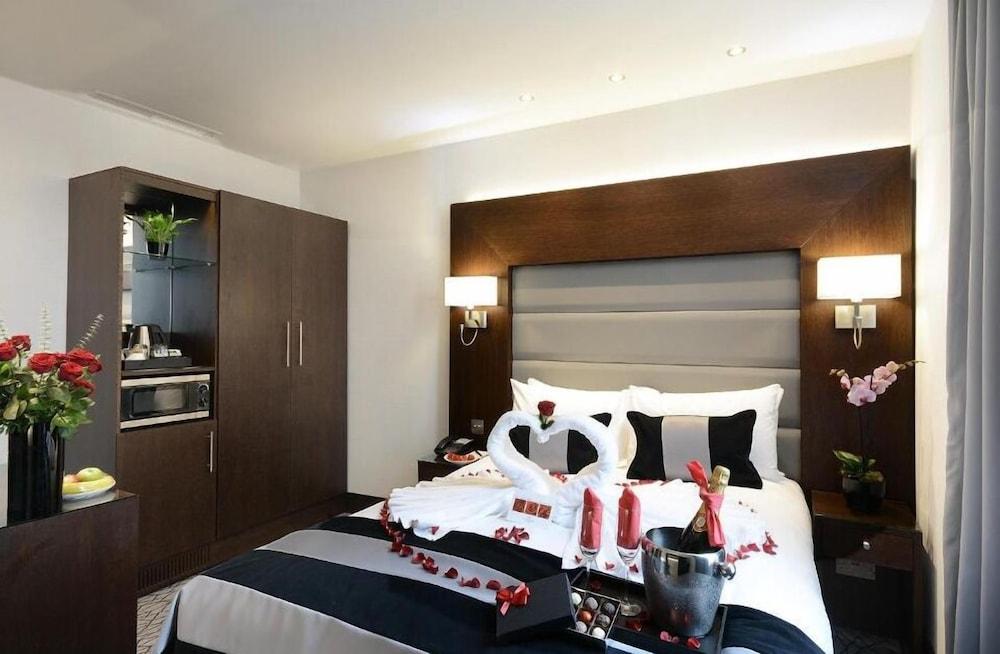 파크 그랜드 런던 랭커스터 게이트 호텔 외부 사진 A bedroom at the hotel