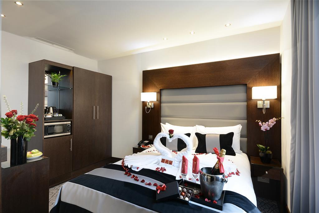 파크 그랜드 런던 랭커스터 게이트 호텔 외부 사진 A bedroom at the hotel