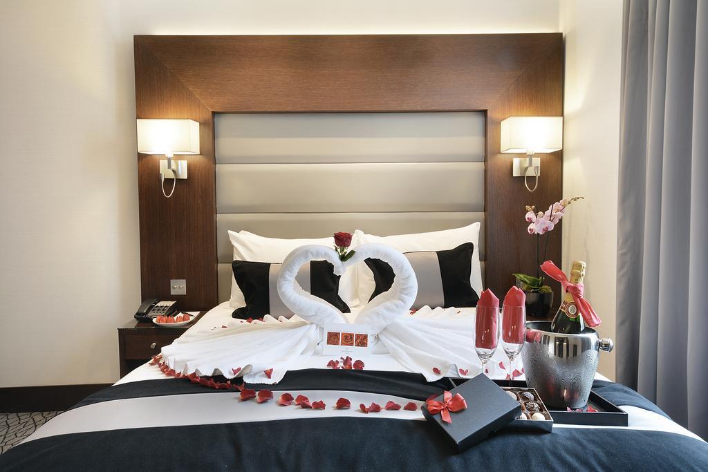 파크 그랜드 런던 랭커스터 게이트 호텔 외부 사진 A bed decorated for a honeymoon