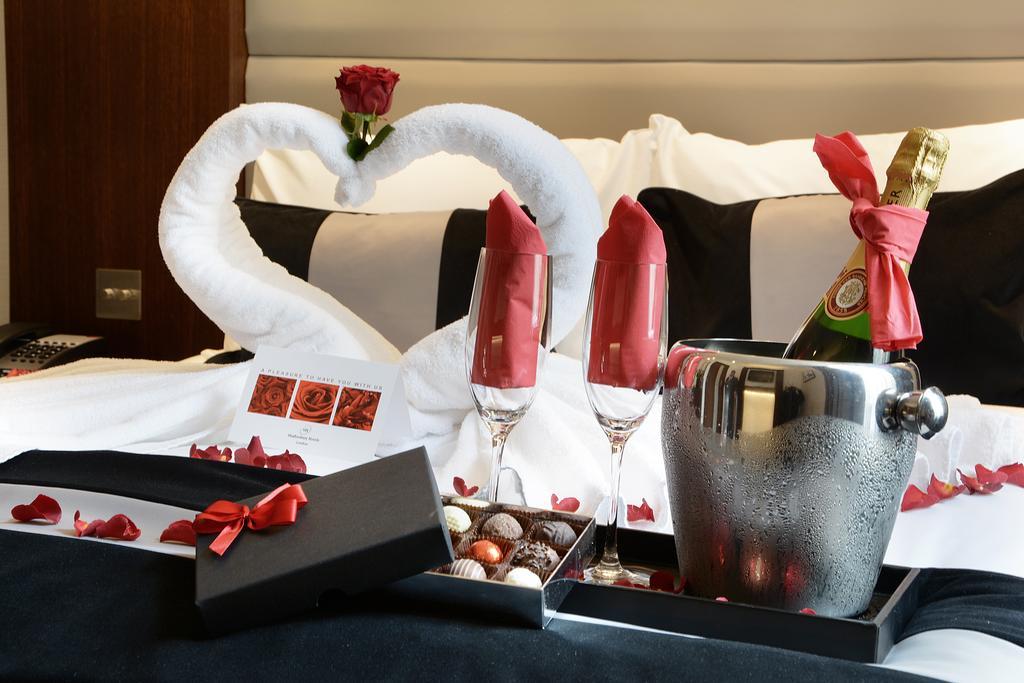 파크 그랜드 런던 랭커스터 게이트 호텔 외부 사진 A romantic setting in a hotel room