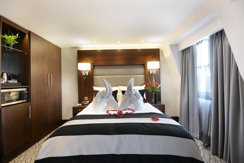 파크 그랜드 런던 랭커스터 게이트 호텔 외부 사진 A bedroom at the hotel