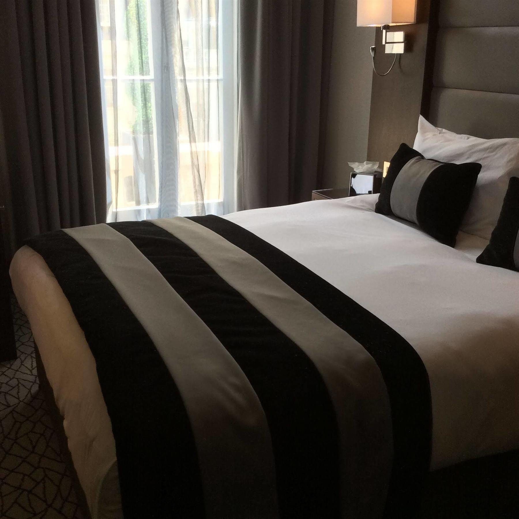 파크 그랜드 런던 랭커스터 게이트 호텔 외부 사진 A bed runner