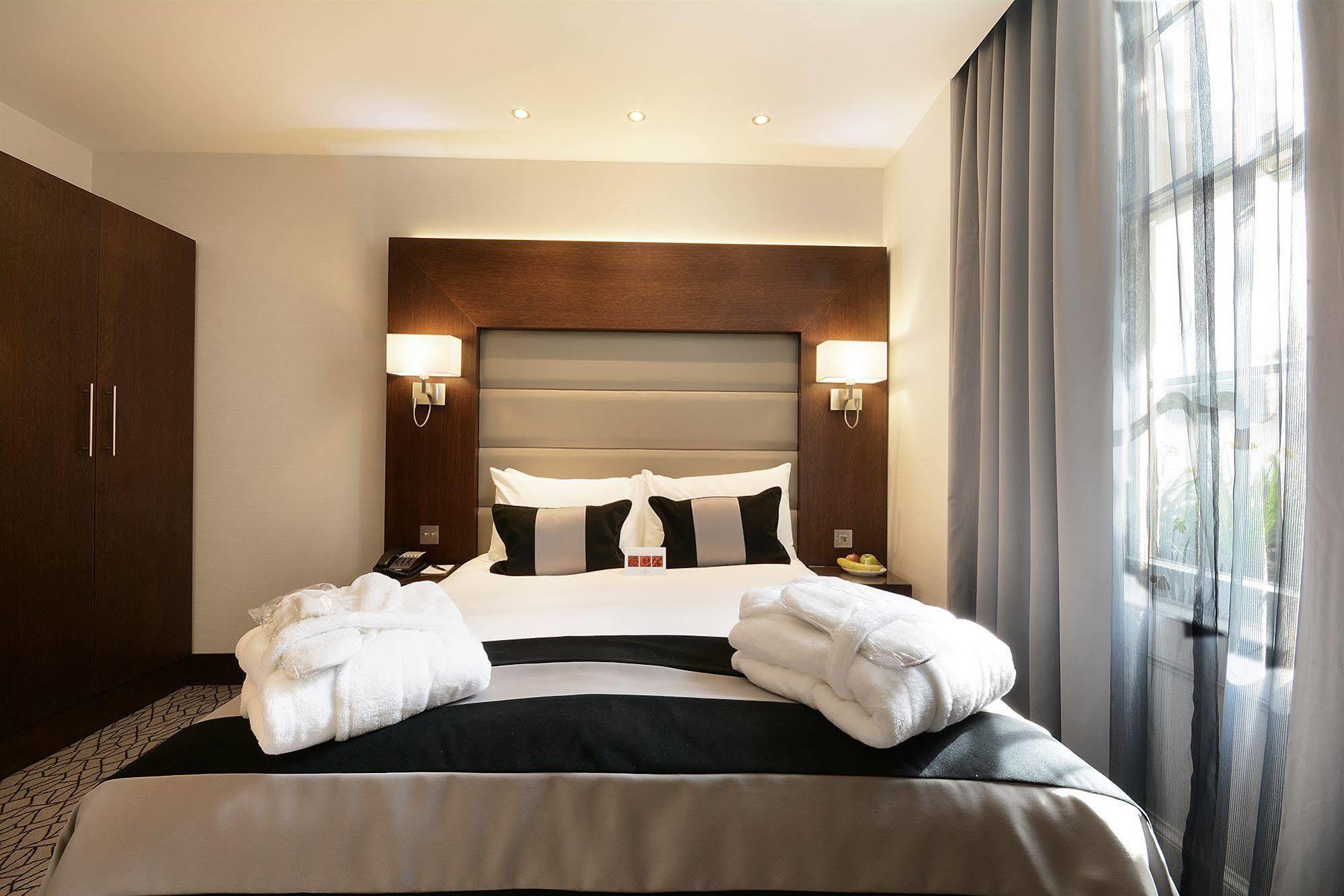 파크 그랜드 런던 랭커스터 게이트 호텔 외부 사진 A bedroom at the hotel