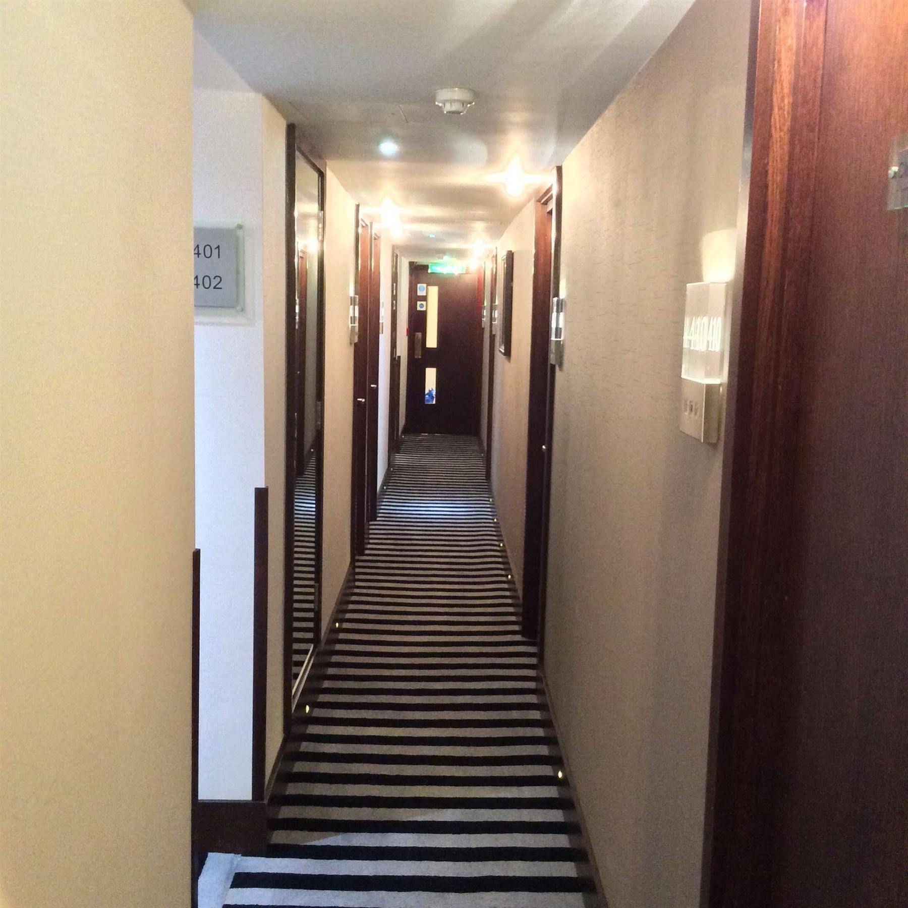 파크 그랜드 런던 랭커스터 게이트 호텔 외부 사진 A typical hotel corridor
